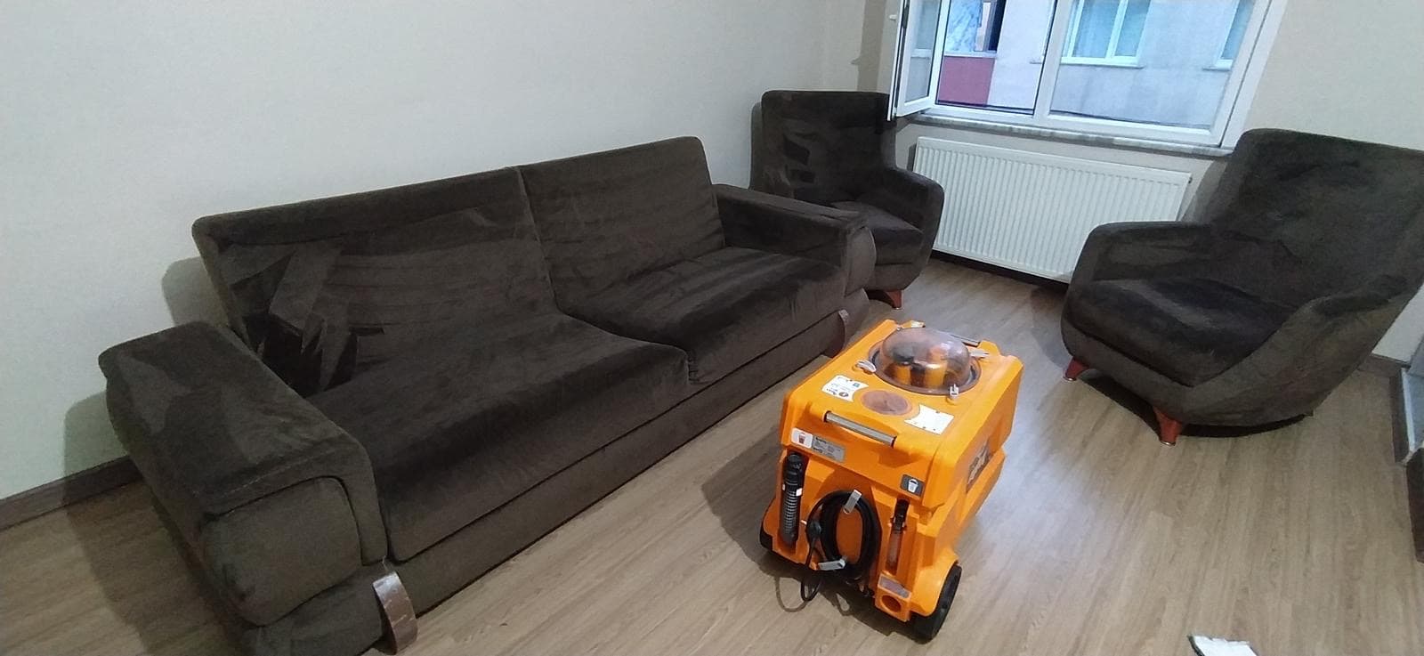 Kahverengi kumaş koltuk takımı yerinde yıkama