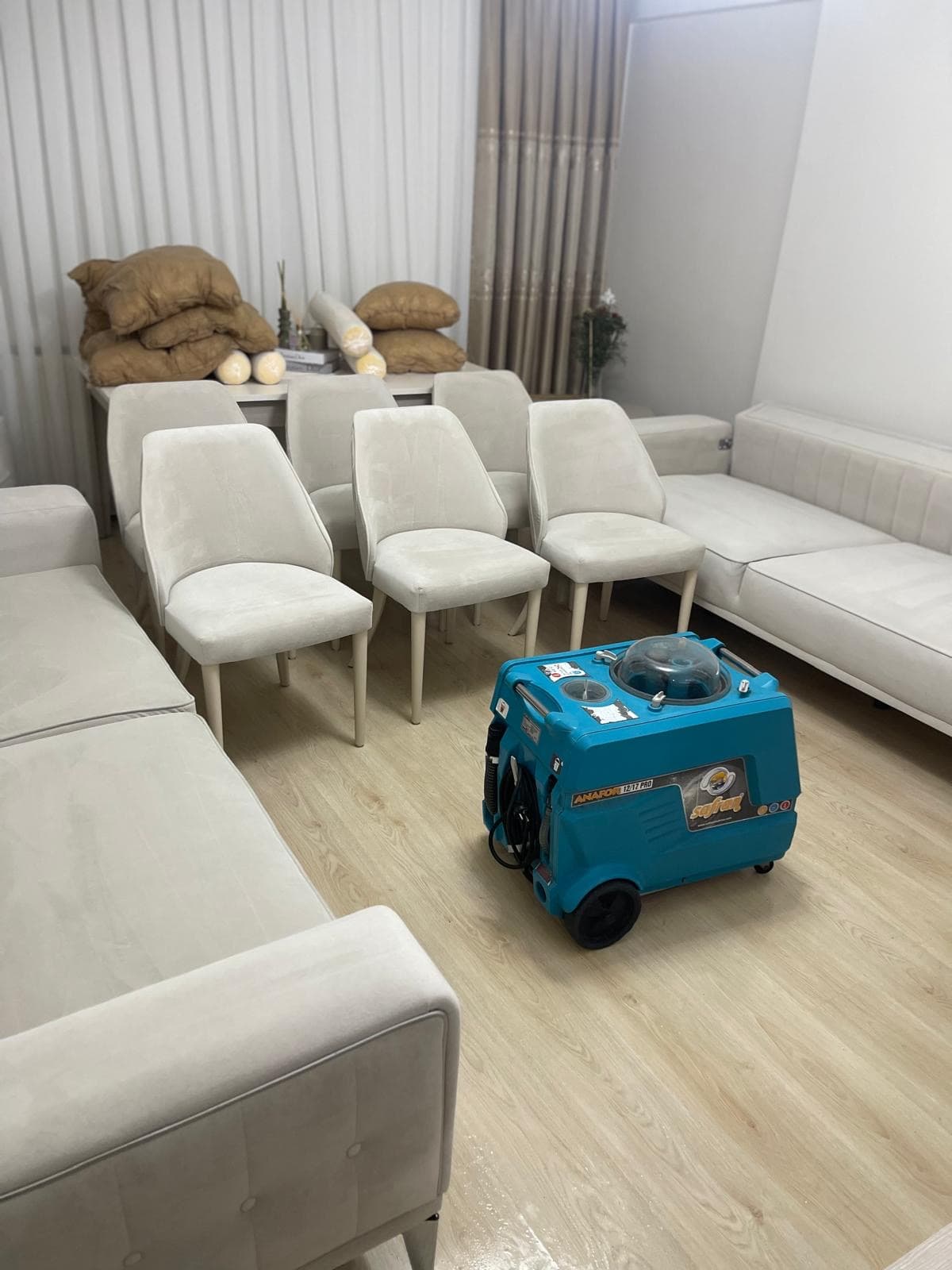 Krem rengi koltuk ve sandalye takımı yıkama sonrası
